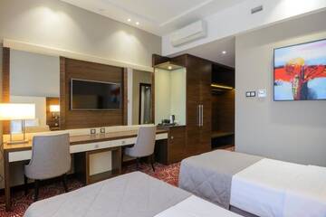 Фото номера Двухместный номер Делюкс с 2 отдельными кроватями Отель Hotel Senator г. Караганда 3