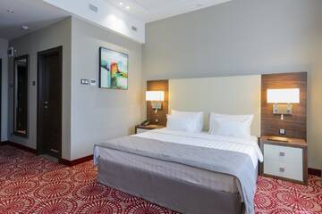 Фото номера Улучшенный двухместный номер Делюкс с 1 кроватью Отель Hotel Senator г. Караганда 5