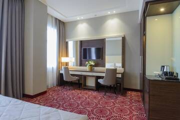 Фото номера Улучшенный двухместный номер Делюкс с 1 кроватью Отель Hotel Senator г. Караганда 3